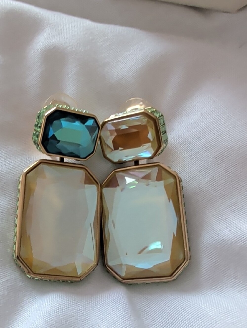 asymmetrical Swarovski Orbita clip earring - Picture 4 of 4